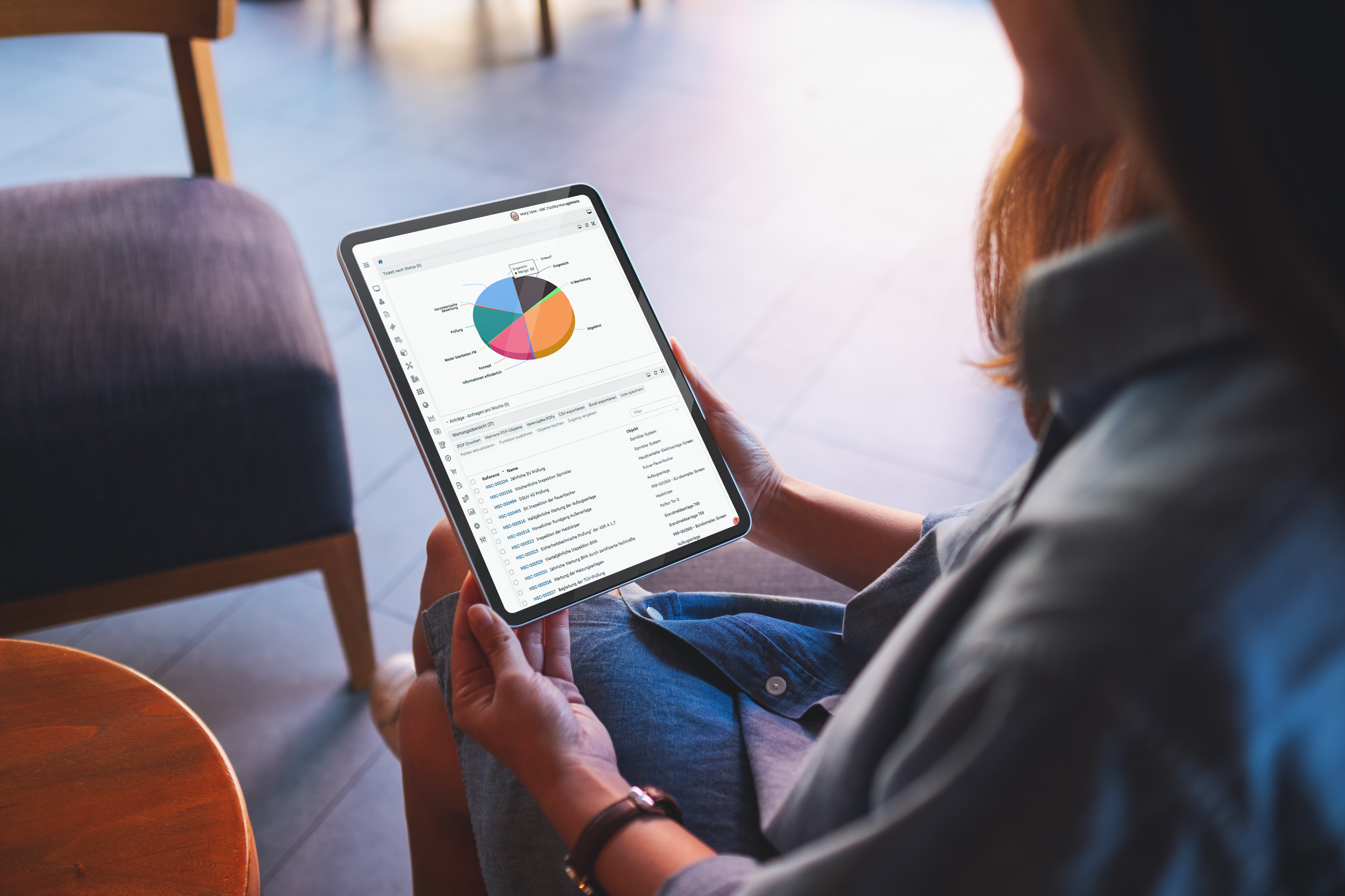 Frau hält ein Tablet mit einer Dashboard